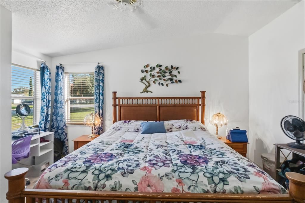 合同活跃: $269,900 (2 贝兹, 2 浴室, 1558 平方英尺)