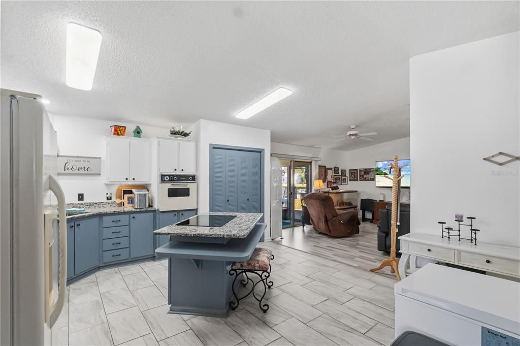 合同活跃: $269,900 (2 贝兹, 2 浴室, 1558 平方英尺)