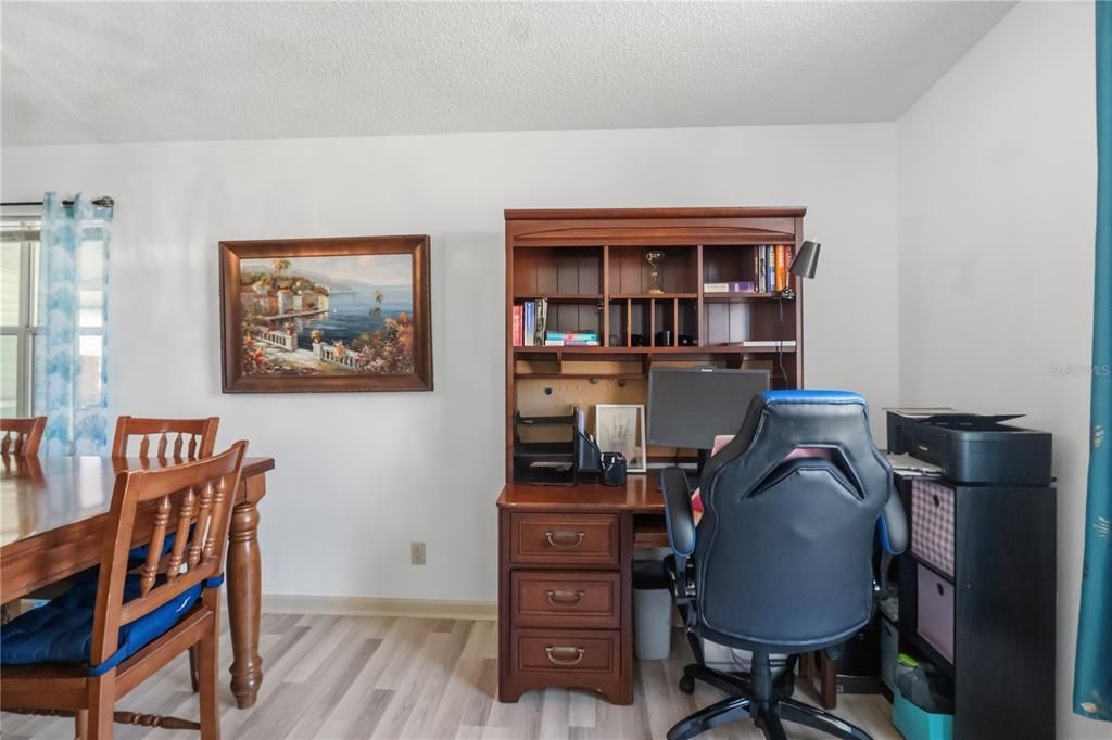 合同活跃: $269,900 (2 贝兹, 2 浴室, 1558 平方英尺)