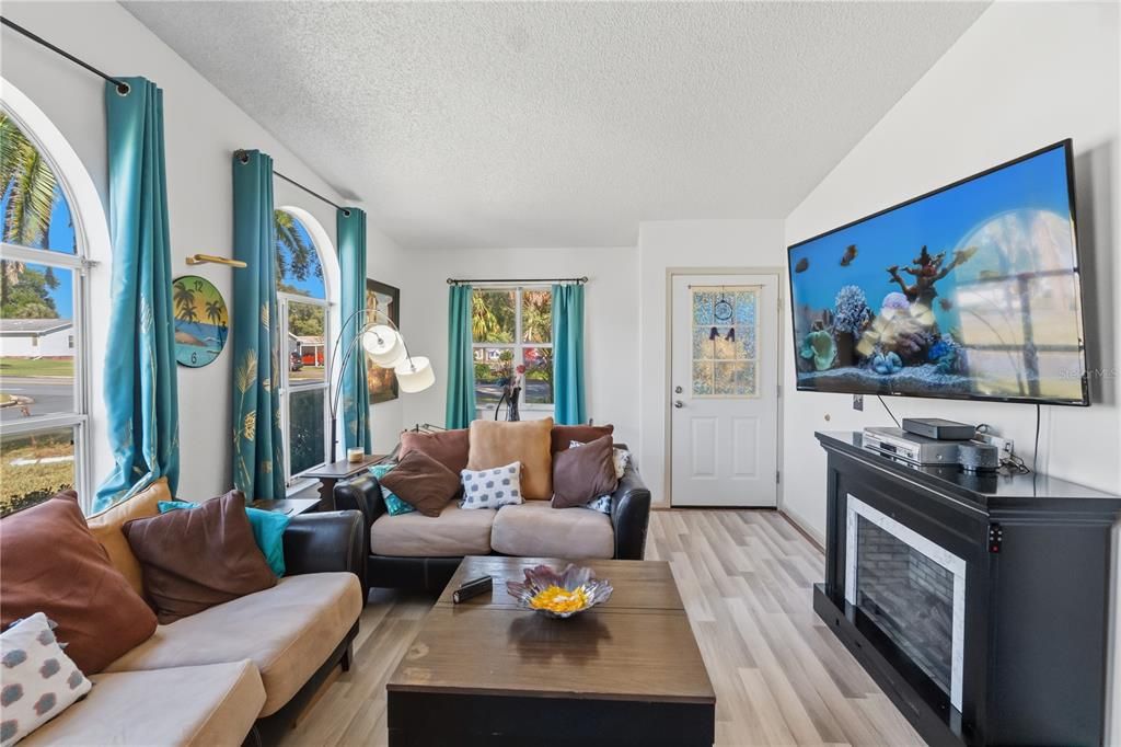 合同活跃: $269,900 (2 贝兹, 2 浴室, 1558 平方英尺)