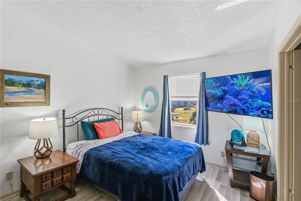 合同活跃: $269,900 (2 贝兹, 2 浴室, 1558 平方英尺)