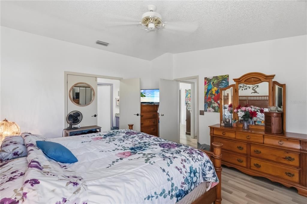 合同活跃: $269,900 (2 贝兹, 2 浴室, 1558 平方英尺)