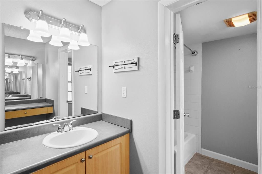 На продажу: $240,000 (2 спален, 2 ванн, 970 Квадратных фут)