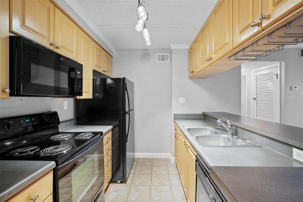 На продажу: $240,000 (2 спален, 2 ванн, 970 Квадратных фут)