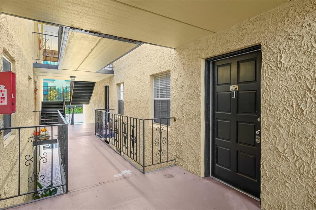 На продажу: $240,000 (2 спален, 2 ванн, 970 Квадратных фут)