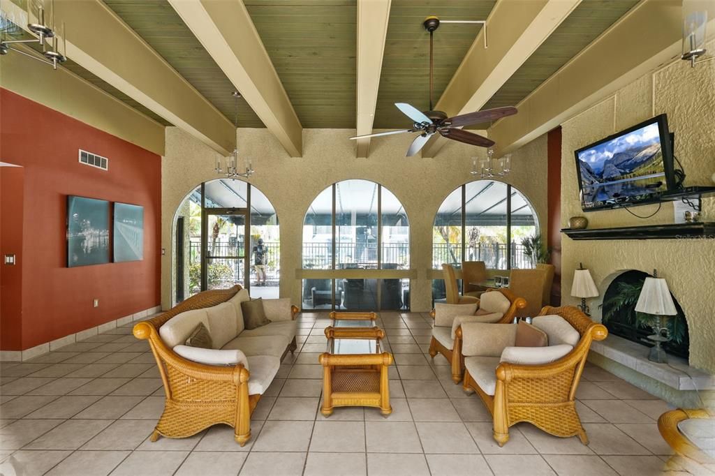 На продажу: $240,000 (2 спален, 2 ванн, 970 Квадратных фут)