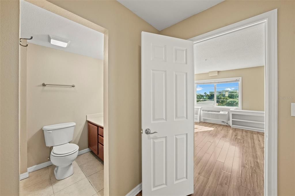 На продажу: $328,000 (2 спален, 2 ванн, 836 Квадратных фут)