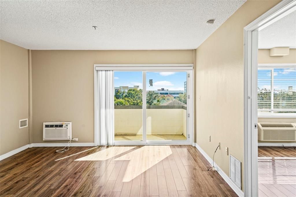 На продажу: $328,000 (2 спален, 2 ванн, 836 Квадратных фут)