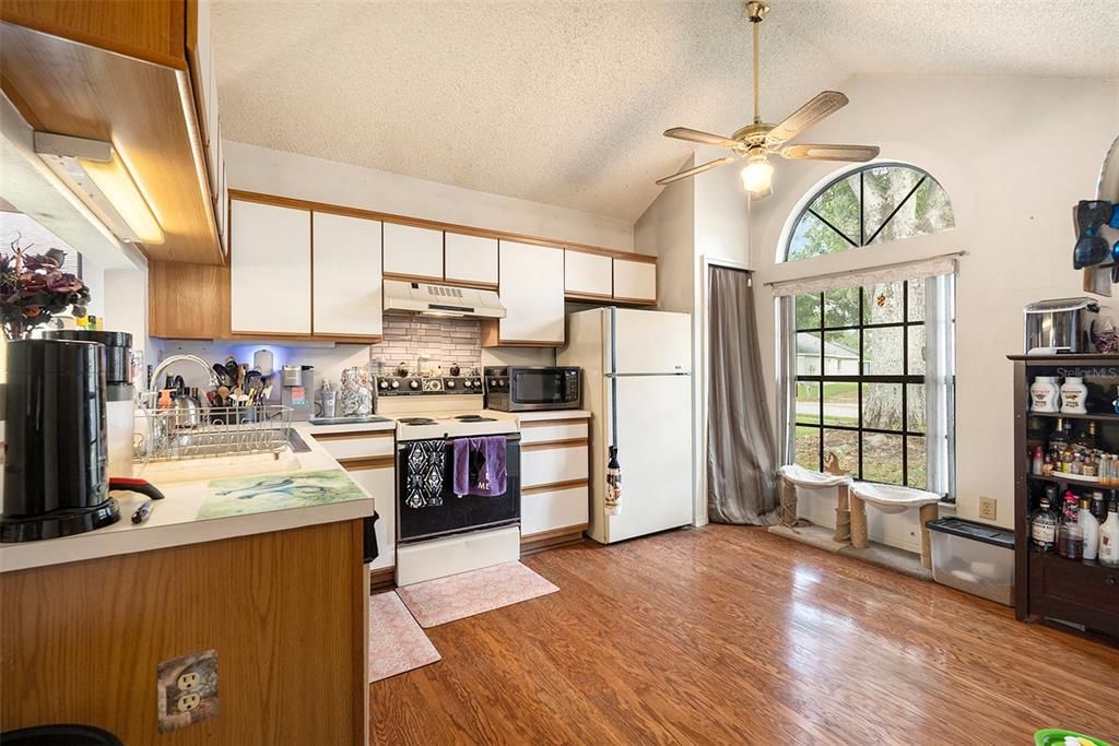 For Sale: $320,000 (3 beds, 2 baths, 1672 Square Feet)