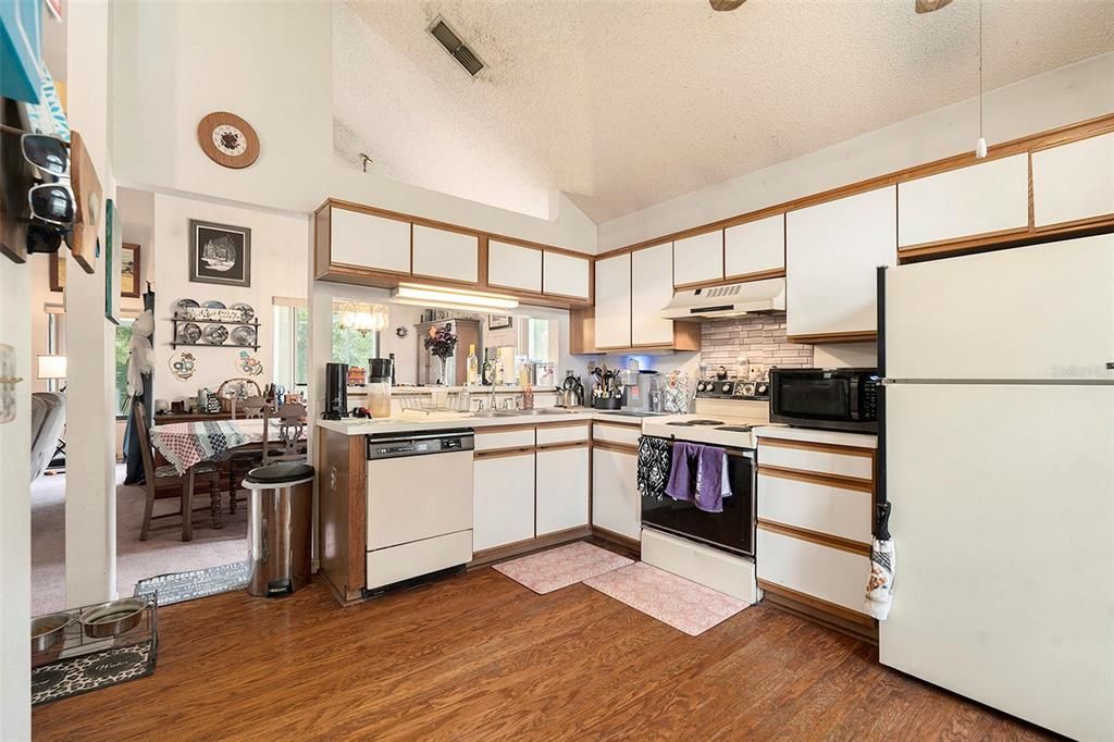 For Sale: $320,000 (3 beds, 2 baths, 1672 Square Feet)