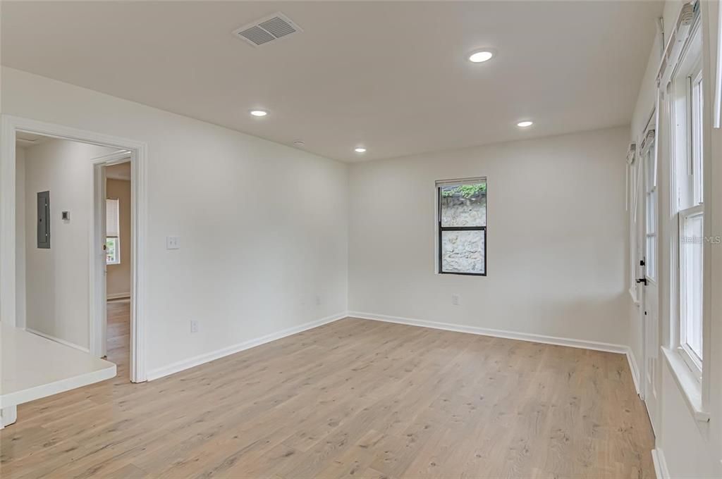 出租: $1,750 (2 贝兹, 1 浴室, 750 平方英尺)