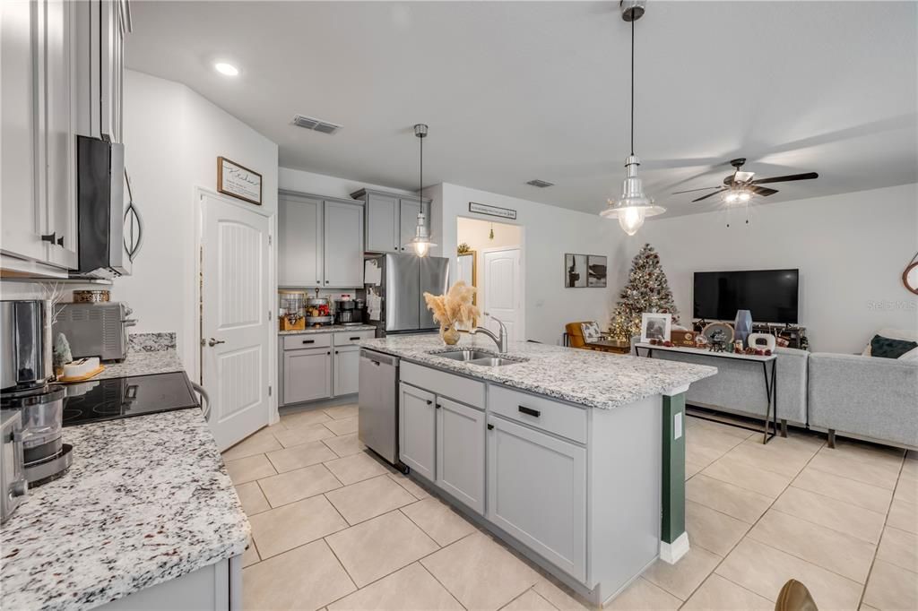 For Sale: $375,000 (3 beds, 2 baths, 1690 Square Feet)