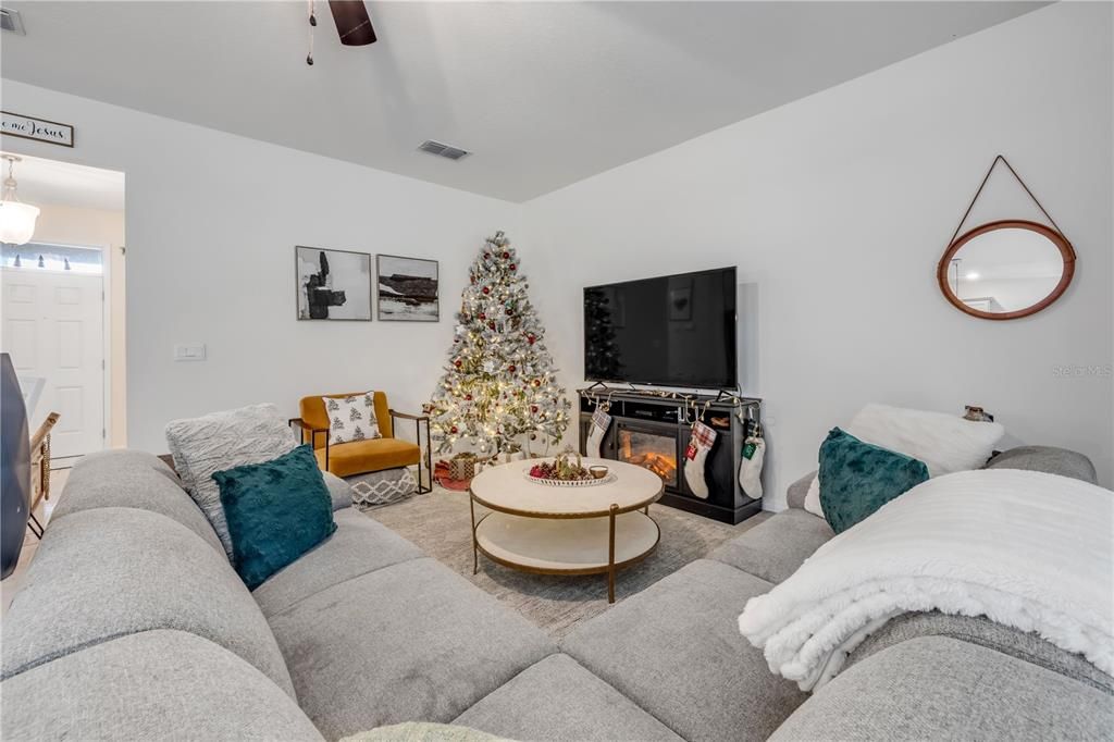 For Sale: $375,000 (3 beds, 2 baths, 1690 Square Feet)