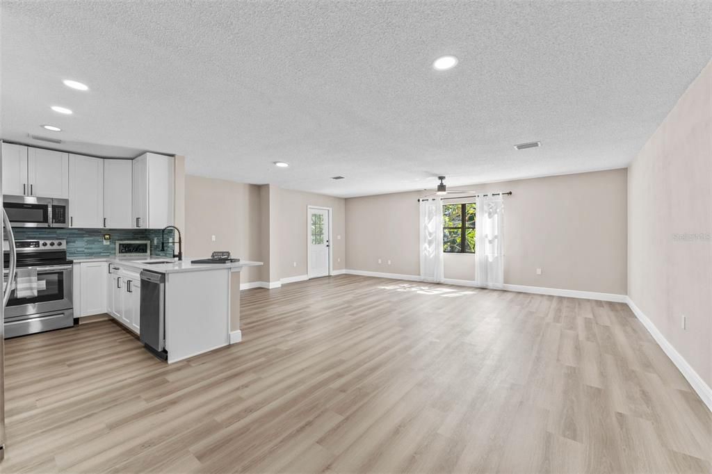 合同活跃: $340,000 (3 贝兹, 2 浴室, 1805 平方英尺)