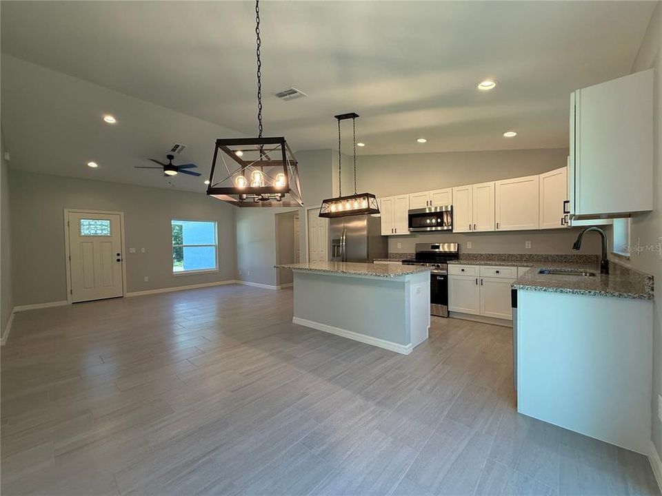 Под контрактом: $239,900 (3 спален, 2 ванн, 1380 Квадратных фут)