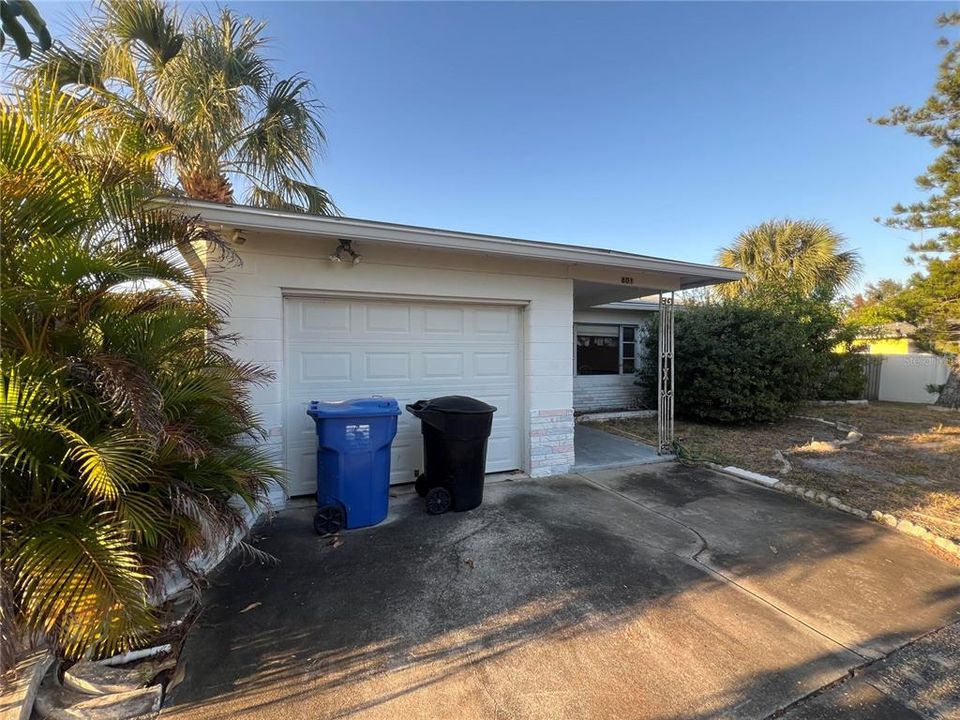 合同活跃: $213,500 (2 贝兹, 1 浴室, 911 平方英尺)