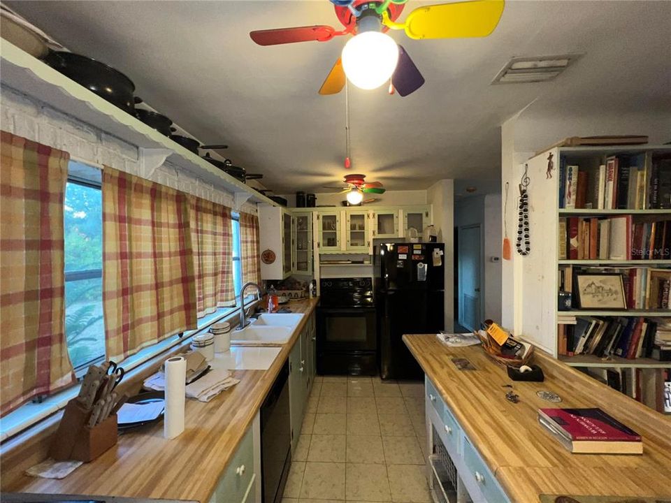 合同活跃: $213,500 (2 贝兹, 1 浴室, 911 平方英尺)