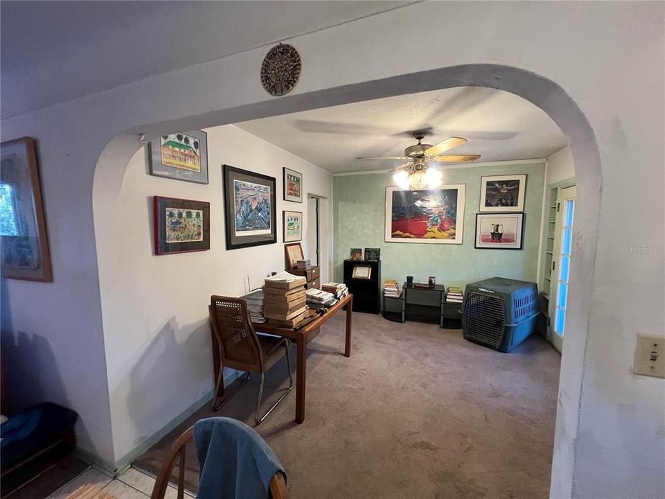 合同活跃: $213,500 (2 贝兹, 1 浴室, 911 平方英尺)