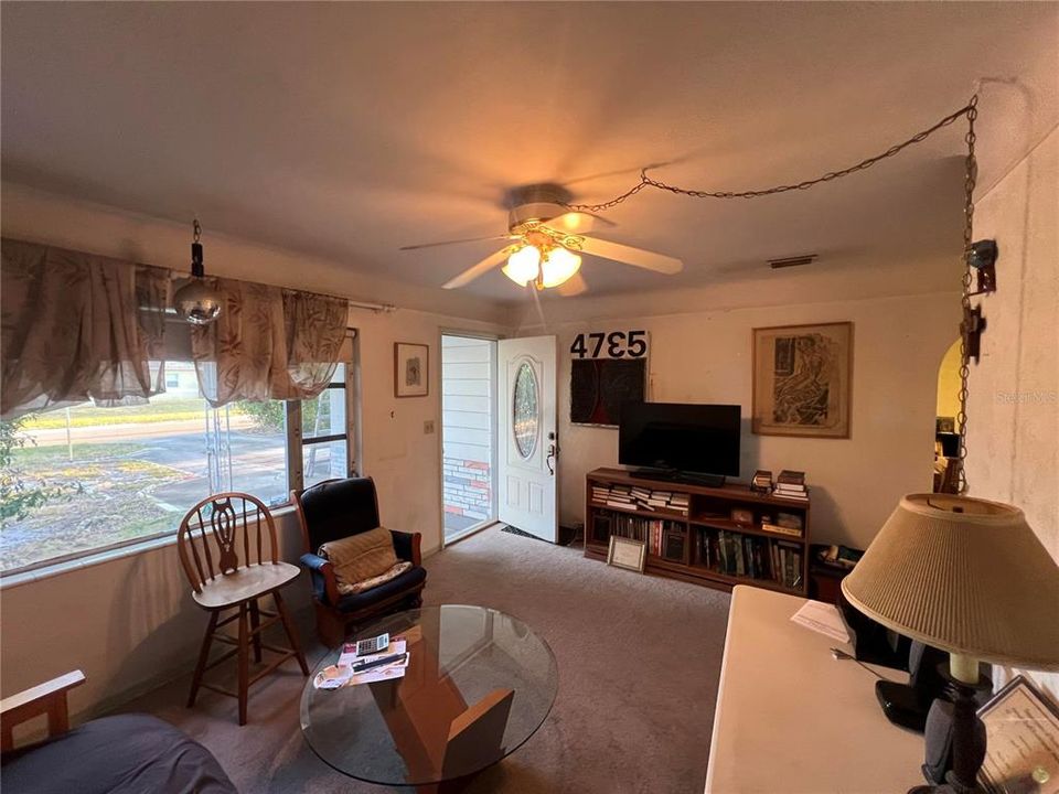 合同活跃: $213,500 (2 贝兹, 1 浴室, 911 平方英尺)