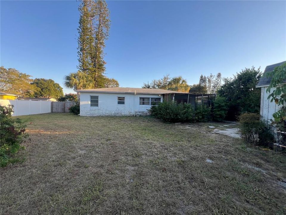 合同活跃: $213,500 (2 贝兹, 1 浴室, 911 平方英尺)