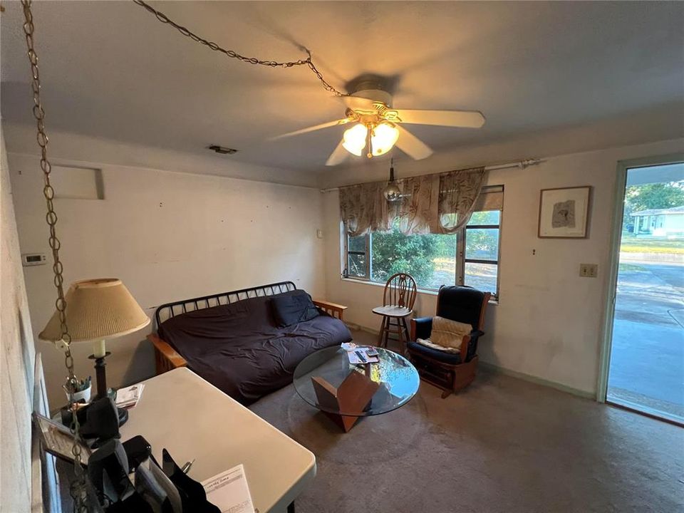 合同活跃: $213,500 (2 贝兹, 1 浴室, 911 平方英尺)