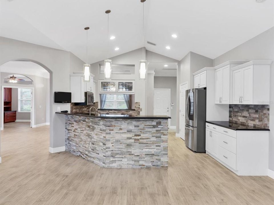 出租: $4,450 (4 贝兹, 3 浴室, 2739 平方英尺)