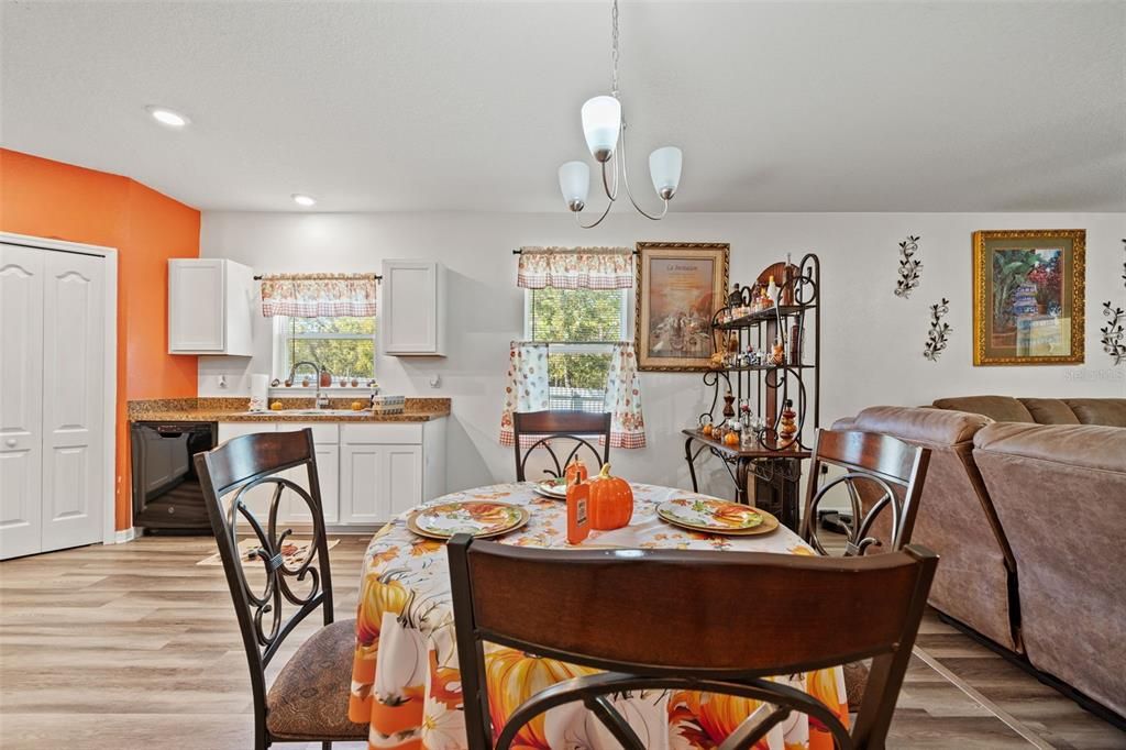 待售: $380,000 (4 贝兹, 2 浴室, 1997 平方英尺)