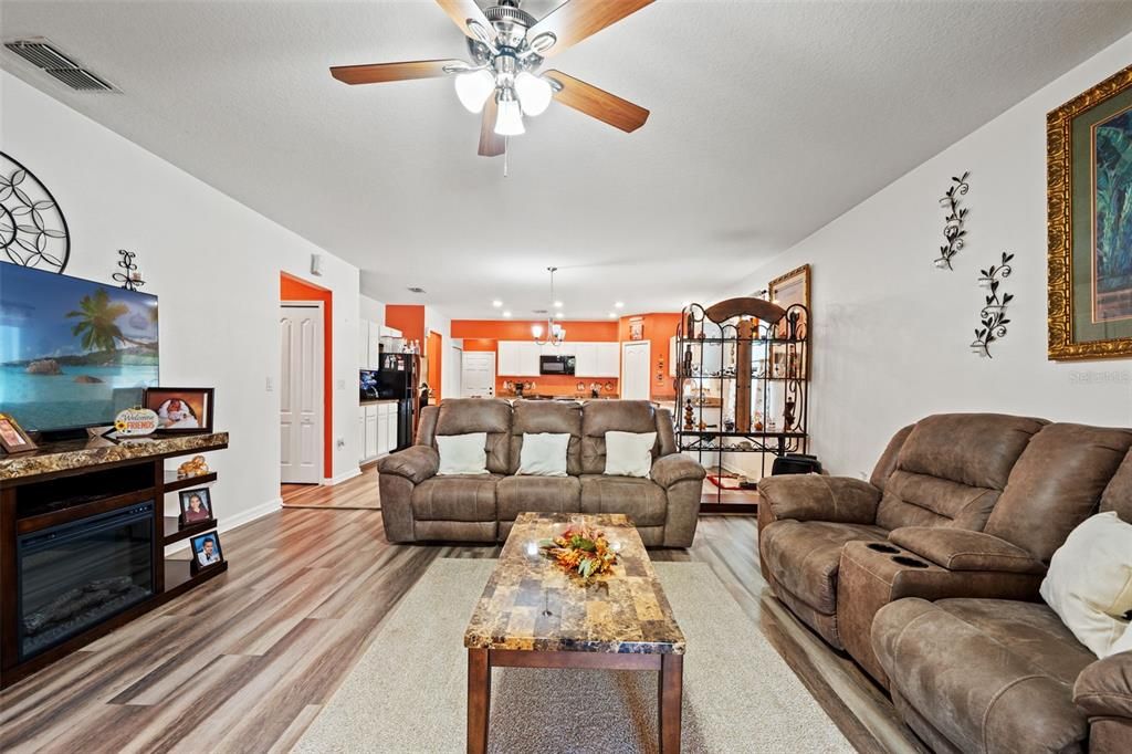 待售: $380,000 (4 贝兹, 2 浴室, 1997 平方英尺)