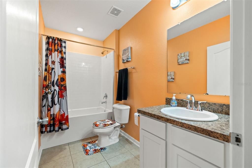 待售: $380,000 (4 贝兹, 2 浴室, 1997 平方英尺)