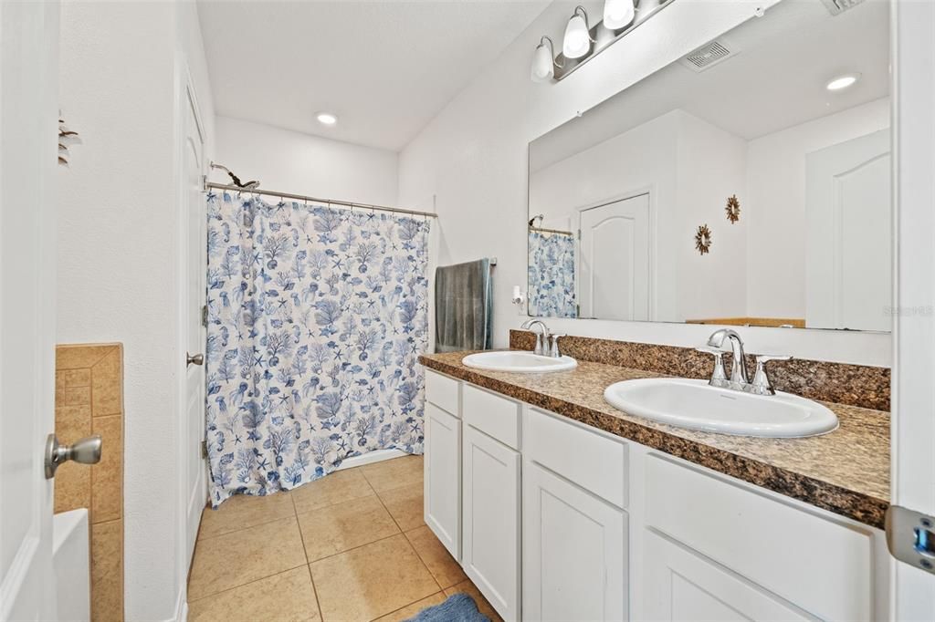 待售: $380,000 (4 贝兹, 2 浴室, 1997 平方英尺)