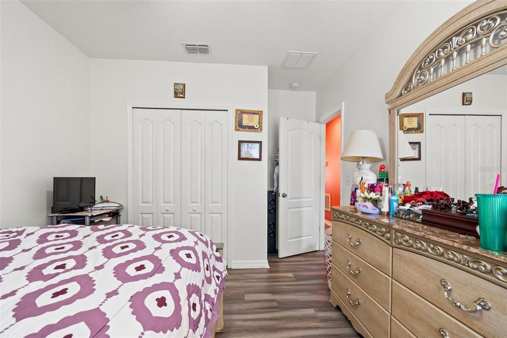 待售: $380,000 (4 贝兹, 2 浴室, 1997 平方英尺)