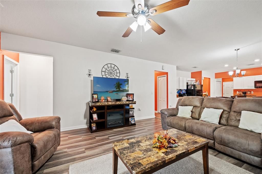 待售: $380,000 (4 贝兹, 2 浴室, 1997 平方英尺)