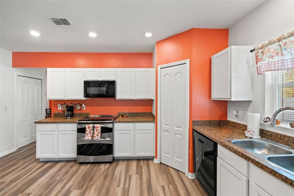 待售: $380,000 (4 贝兹, 2 浴室, 1997 平方英尺)