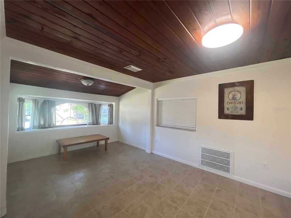 На продажу: $364,000 (2 спален, 1 ванн, 967 Квадратных фут)