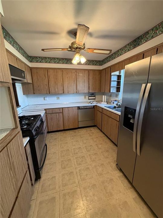 Activo con contrato: $245,000 (3 camas, 2 baños, 1613 Pies cuadrados)