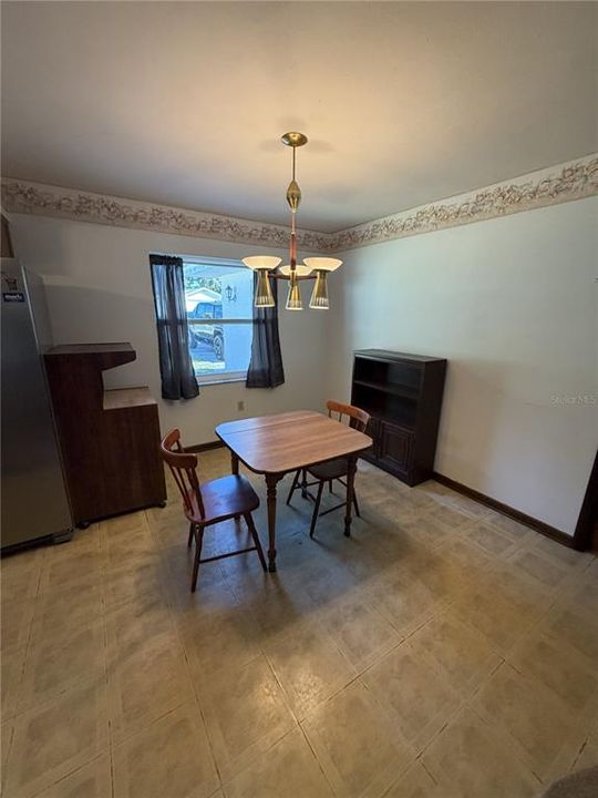 Activo con contrato: $245,000 (3 camas, 2 baños, 1613 Pies cuadrados)