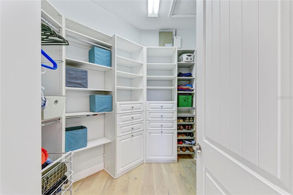 For Sale: $850,000 (3 beds, 3 baths, 1994 Square Feet)