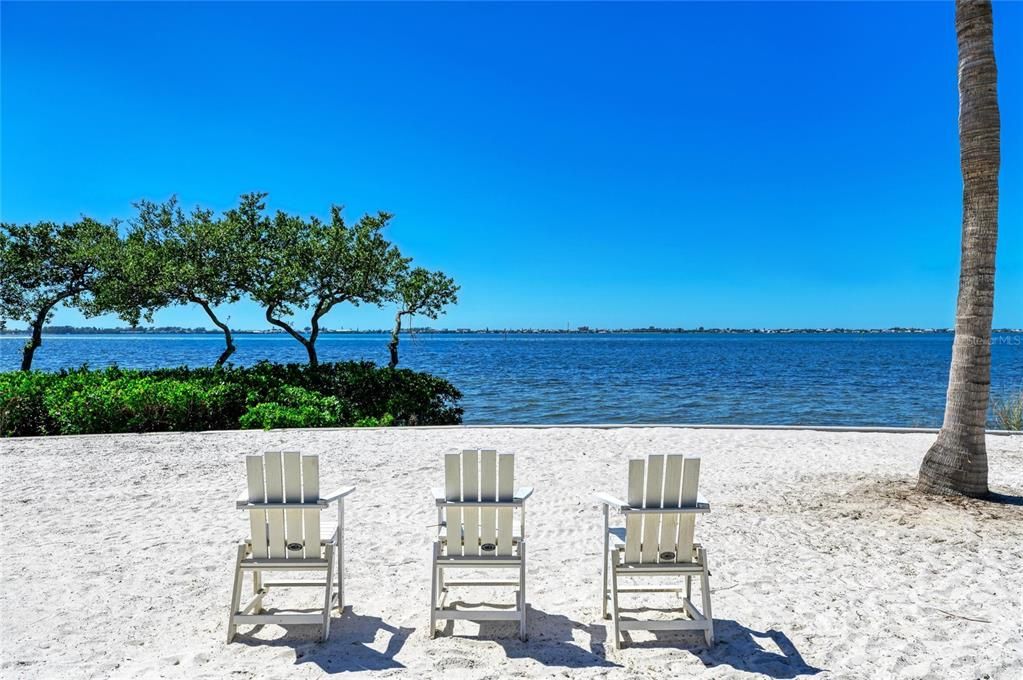 For Sale: $850,000 (3 beds, 3 baths, 1994 Square Feet)