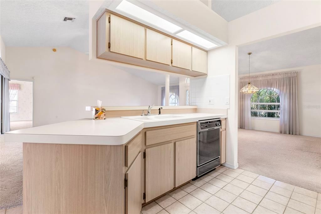 Под контрактом: $335,000 (3 спален, 2 ванн, 2074 Квадратных фут)