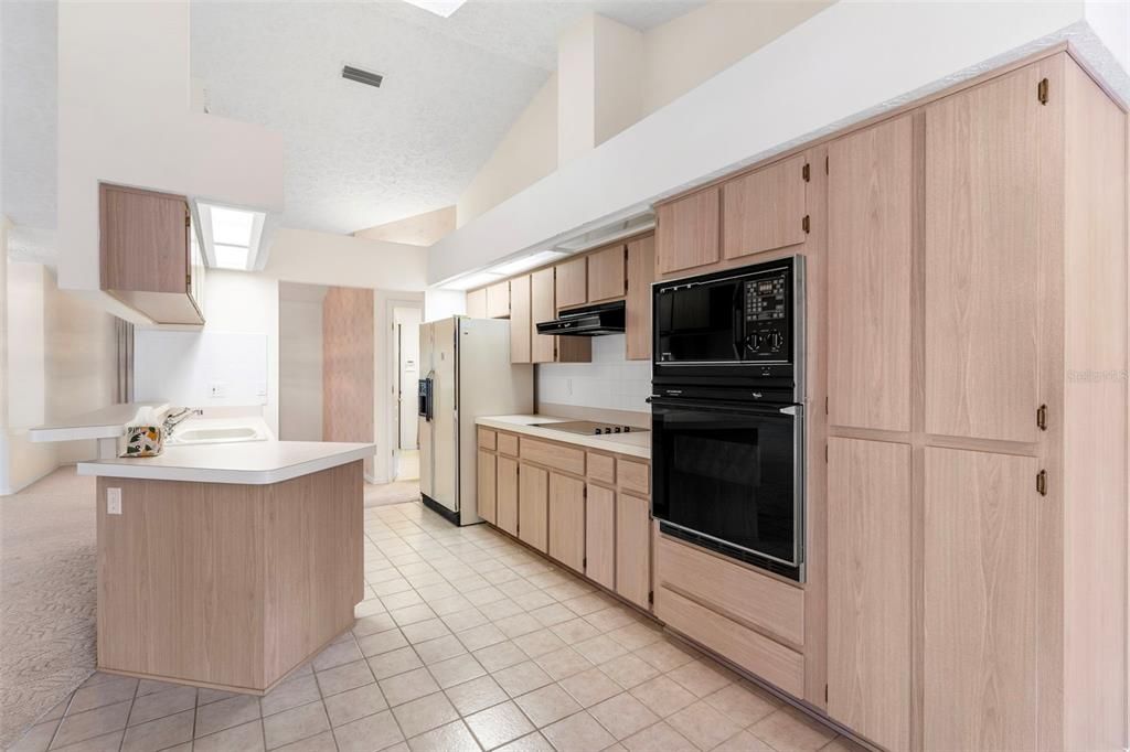 Под контрактом: $335,000 (3 спален, 2 ванн, 2074 Квадратных фут)