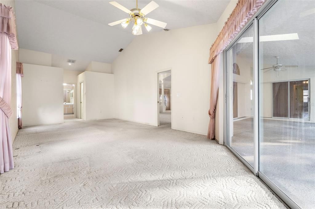 Под контрактом: $335,000 (3 спален, 2 ванн, 2074 Квадратных фут)