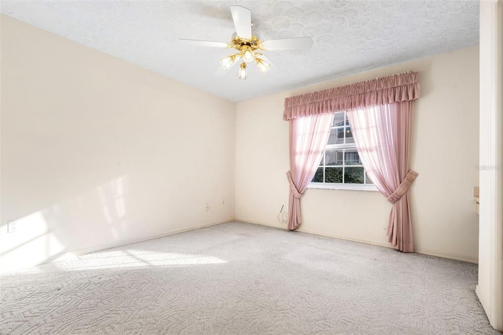 Под контрактом: $335,000 (3 спален, 2 ванн, 2074 Квадратных фут)