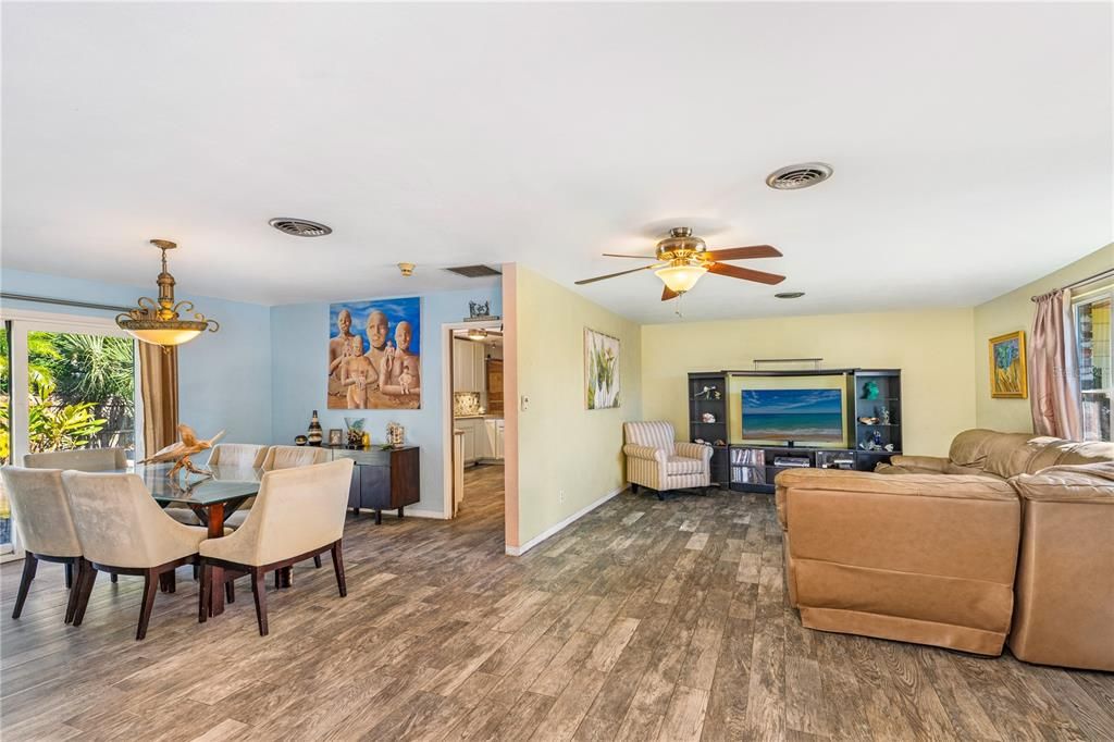 Active With Contract: $475,000 (3 beds, 2 baths, 2314 Square Feet)