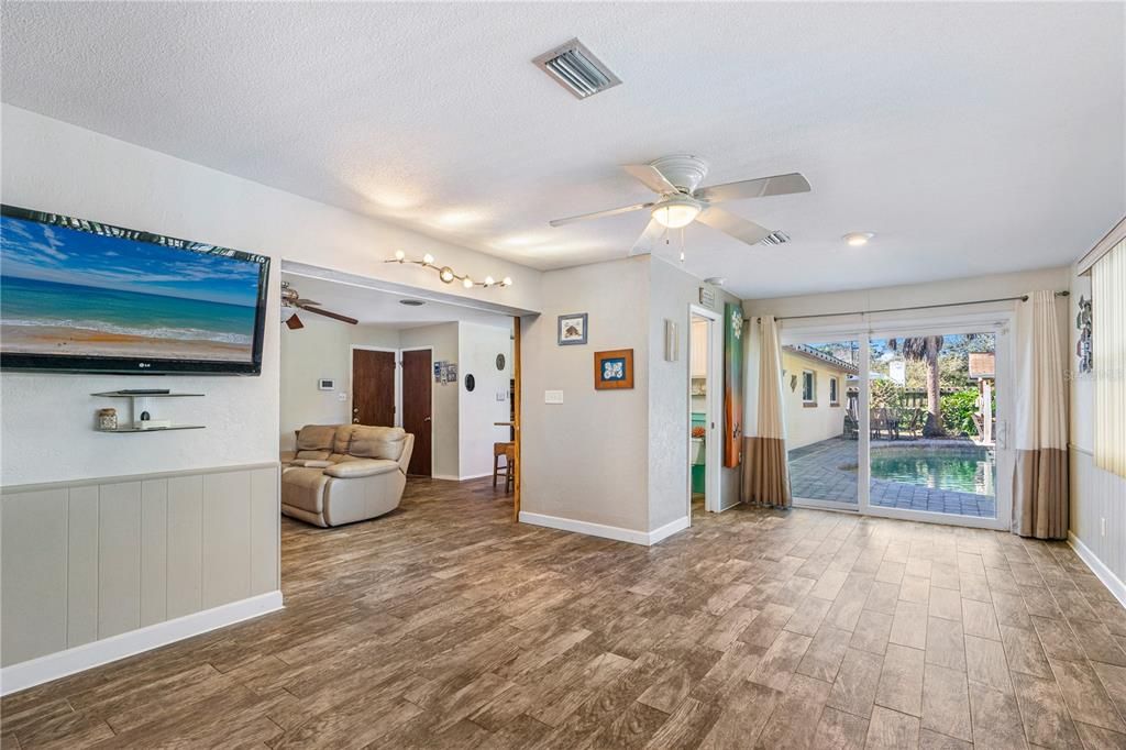 Active With Contract: $475,000 (3 beds, 2 baths, 2314 Square Feet)