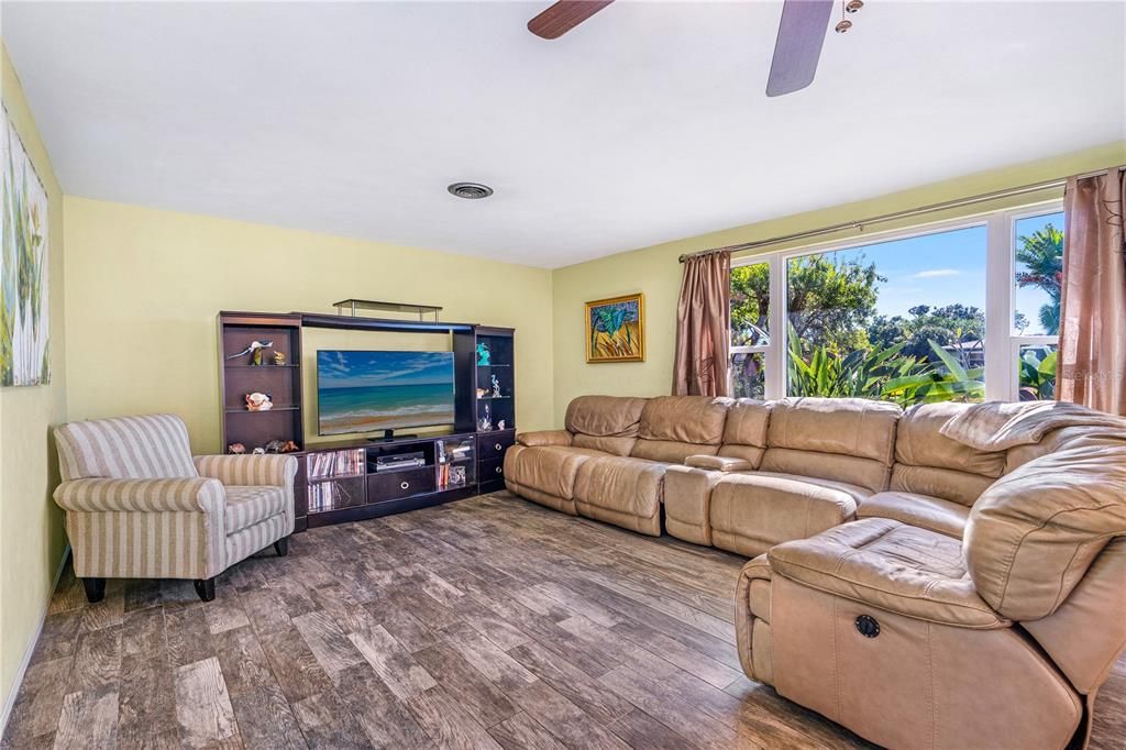 Active With Contract: $475,000 (3 beds, 2 baths, 2314 Square Feet)