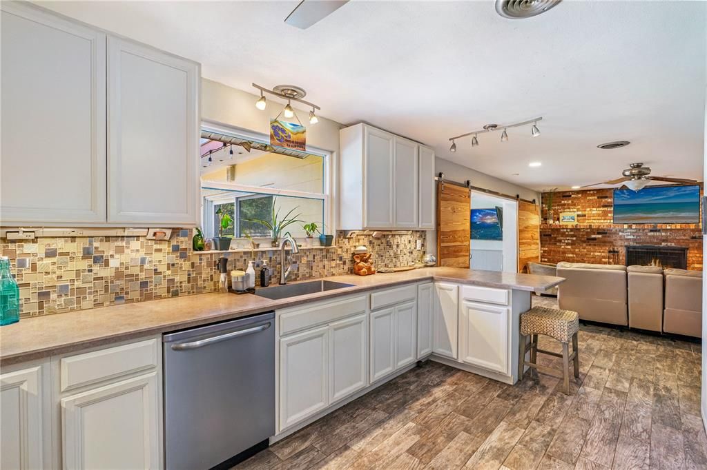 Active With Contract: $475,000 (3 beds, 2 baths, 2314 Square Feet)