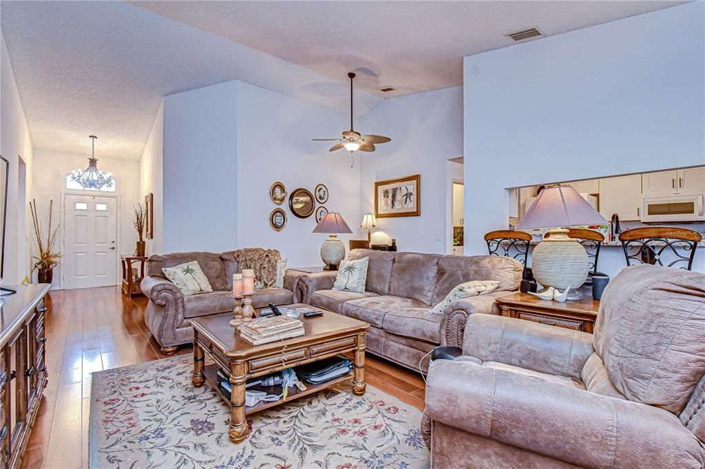 For Sale: $325,000 (2 beds, 2 baths, 1380 Square Feet)