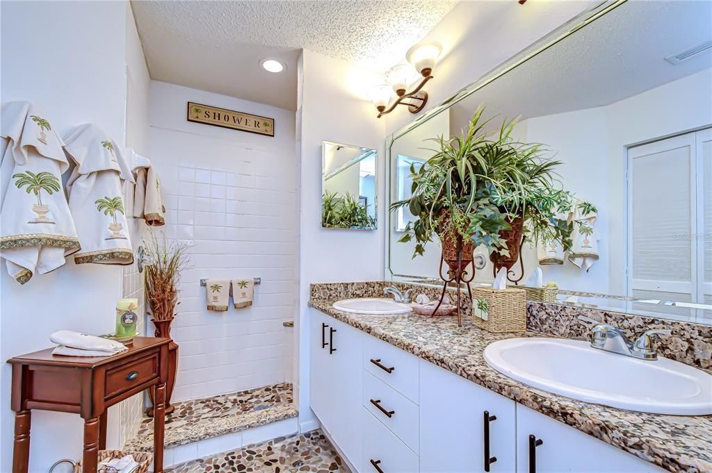 For Sale: $325,000 (2 beds, 2 baths, 1380 Square Feet)