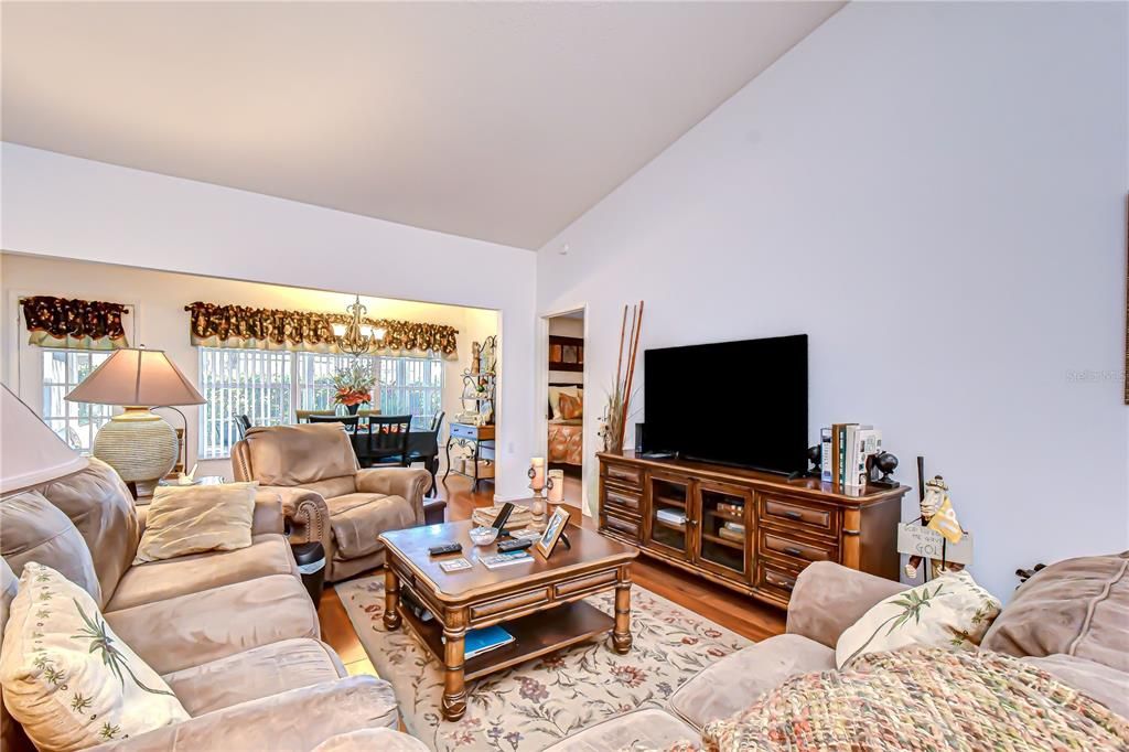 For Sale: $325,000 (2 beds, 2 baths, 1380 Square Feet)