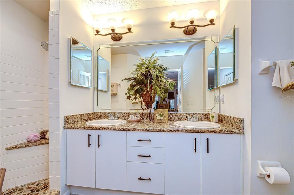 For Sale: $325,000 (2 beds, 2 baths, 1380 Square Feet)